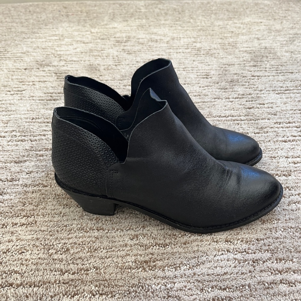 Kelsi Dagger Brooklyn black leather ankle booties size 9